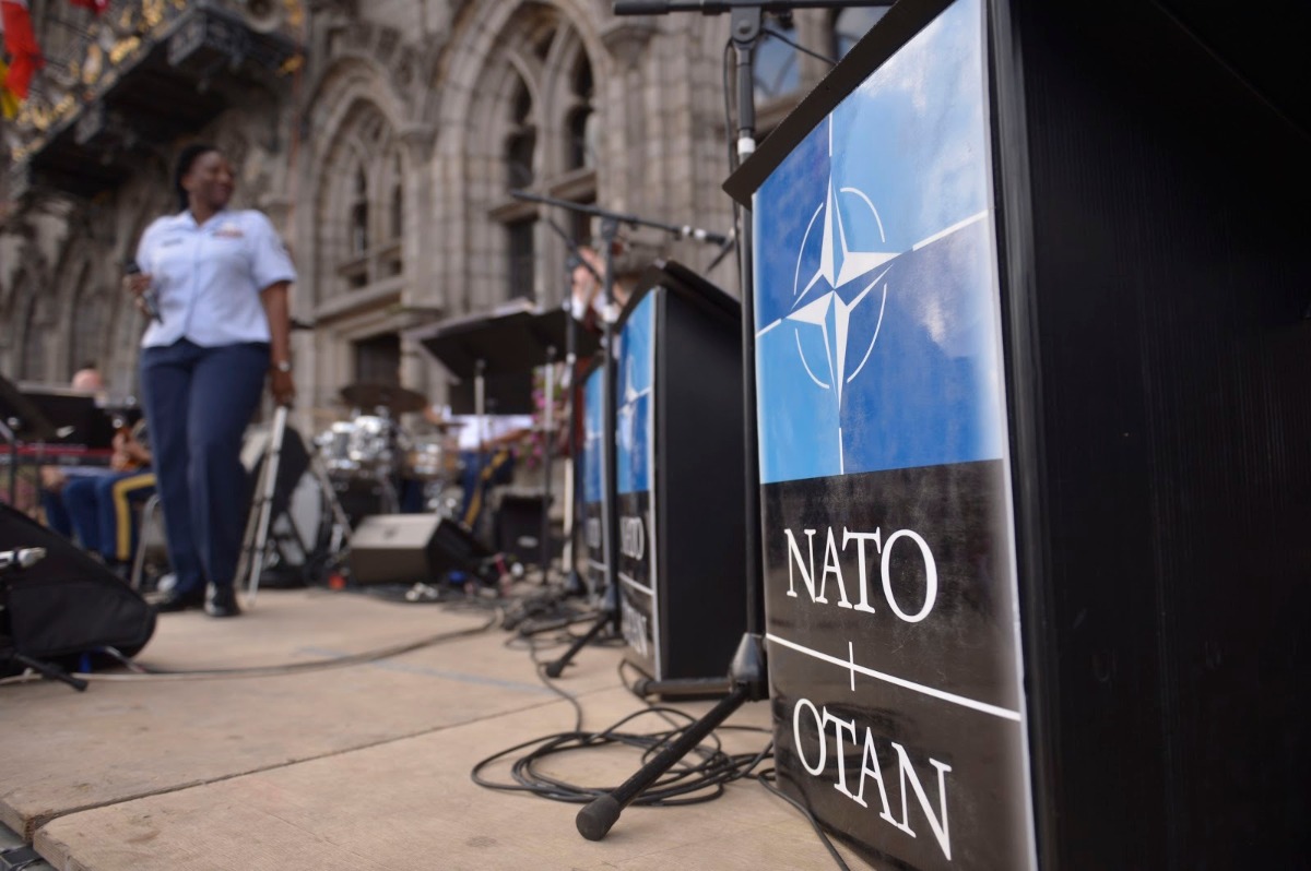 njo-stands-tanks-in-town-GSqzF3